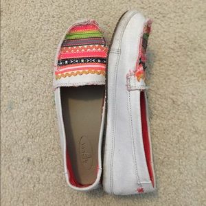Sanuk’s size 6. White with an Aztec print.